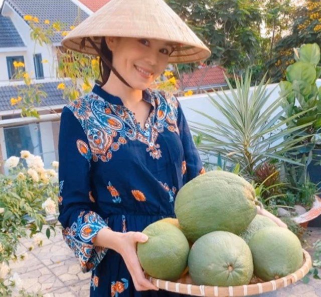 Ở nhà tránh dịch, Quyền Linh cùng vợ con lên sân thượng gỡ khoai lang, thu hoạch hoa trái - 4