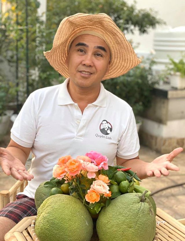 Ở nhà tránh dịch, Quyền Linh cùng vợ con lên sân thượng gỡ khoai lang, thu hoạch hoa trái - 1
