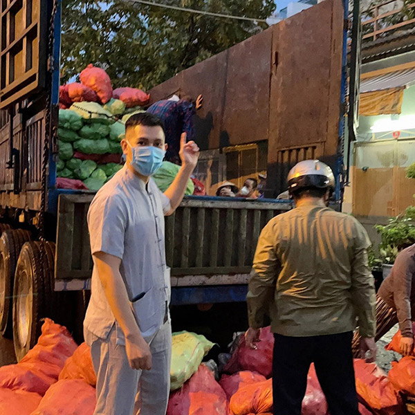 CEO Nguyễn Hải Quân hỗ trợ 25 tấn khoai lang cho bà con nghèo Sài Gòn chống dịch - 3