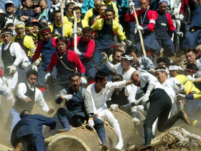 Hàng ngàn thanh niên liều mạng ôm cột gỗ phi xuống núi trong lễ hội độc đáo nhất Nhật Bản